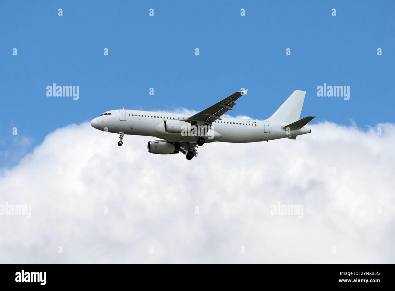 15.09.2024, Hannover, Niedersachsen, Deutschland - Airbus A320 der GetJet Airlines. A320, Airbus, Airbus A 320, Airline, aussen, Aussenaufnahme, Charterfluggesellschaft, deutsch, Deutschland, Europa, europaeisch, Ferien, Fernreise, Fliegen, Flieger, Flug, Flugbetrieb, Fluggesellschaft, Fluglinie, Flugreise, Flugtechnik, Flugverkehr, Flugzeug, GetJet Airlines, Hannover, in der Luft, Jet, Landeanflug, litauisch, Luftfahrt, Luftfahrtgesellschaft, Luftfahrtunternehmen, Lufthansa, Luftverkehr, LY-NOW, Niedersachsen, Passagierflugzeug, Passagiermaschine, QF, Querformat, Reise, Sinkflug, Tourismus, Transport Stockfoto