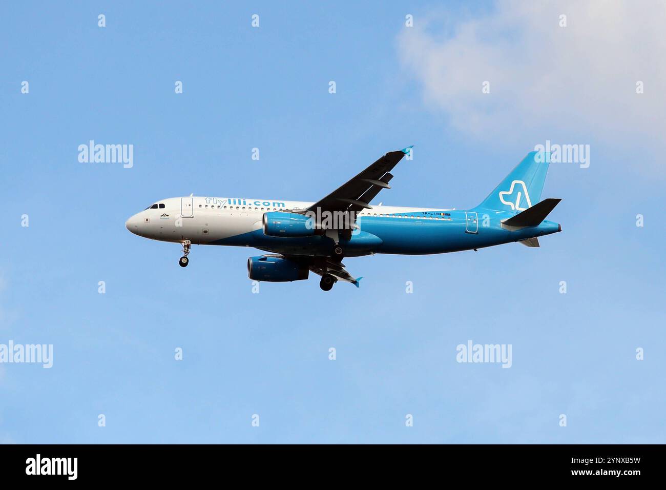 15.09.2024, Hannover, Niedersachsen, Deutschland - Airbus A320 der Fly Lili. A320, Air Lili, Airbus, Airbus A 320, Airlili, Airline, Aussen, Aussenaufnahme, belgisch, deutsch, Deutschland, Europa, europaeisch, Ferien, Fernreise, Fliegen, Flieger, Flug, Flugbetrieb, Fluggesellschaft, Fluglinie, Flugreise, Flugtechnik, Flugverkehr, Flugzeug, Hannover, in der Luft, Jet, Landeanflug, Luftfahrt, Luftfahrtgesellschaft, Luftfahrtunternehmen, Lufthansa, Luftverkehr, Niedersachsen, Passagierflugzeug, Passagiermaschine, QF, Querformat, Reise, Sinkflug, Tourismus, Verkehr, Urlaub, Verkehr, Verkehrsflugzeug, Ve Stockfoto