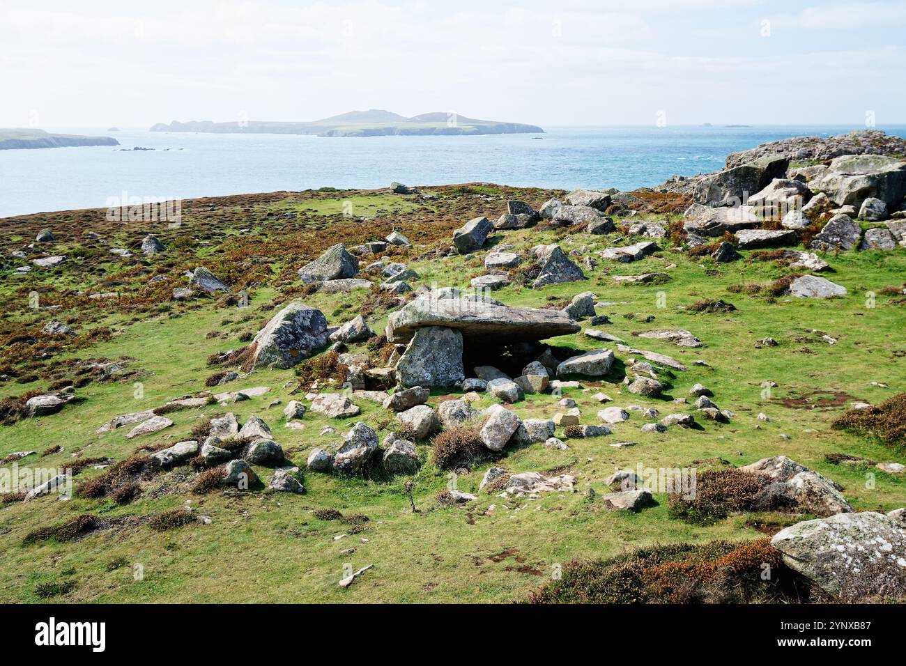 Coetan Arthur prähistorische megalithische neolithische Grabkammer Dolmen auf St Davids Head, Pembrokeshire, Wales. Blick auf SW nach Ramsey Island Stockfoto