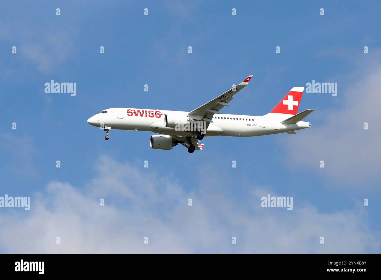 15.09.2024, Hannover, Niedersachsen, Deutschland - Airbus A220 der Swiss Air. A220, Air, Airbus 220, Airbus A220, Airline, Aussen, Aussenaufnahme, deutsch, Deutschland, Europa, europaeisch, Flieger, Flug, Flugbetrieb, Fluggesellschaft, Fluglinie, Flugreise, Flugtechnik, Flugverkehr, Flugzeug, Freisteller, Hannover, HB-JCQ, Himmel, in der Luft, Jet, Landeanflug, liegen, Luft, Luftfahrt, Luftfahrtgesellschaft, Luftfahrtunternehmen, Luftverkehr, Niedersachsen, Passagierflugzeug, Passagiermaschine, QF, Querformat, schweizerisch, Sinkflug, Swiss, Swiss Air, Swiss International Airlines, Tourismus, Transpor Stockfoto