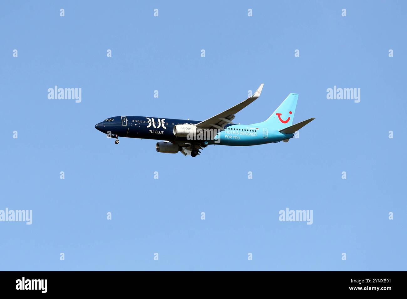 15.09.2024, Hannover, Niedersachsen, DE - Boeing 737 der Fluggesellschaft TUIfly. TUI Blue, Air, Airline, Aussen, Aussenaufnahme, blau, Boeing, Boeing 737, Chartermaschine, D-ABKM, deutsch, Deutschland, Dienstleistung, Europa, europaeisch, Ferien, Ferienflieger, Fernreise, Firmenemblem, Firmenlogo, fliegen, Flieger, Flug, Flugbetrieb, Fluggesellschaft, Fluglinie, Flugreise, Flugtechnik, Flugverkehr, Flugzeug, Freisteller, Hannover, Himmel, in der Luft, Jet, Landeanflug, Logo, Luft, Luftfahrt, Luftfahrtgesellschaft, Luftfahrtunternehmen, Luftverkehr, Maschine, Niedersachsen, Passagierflugzeug, Stockfoto