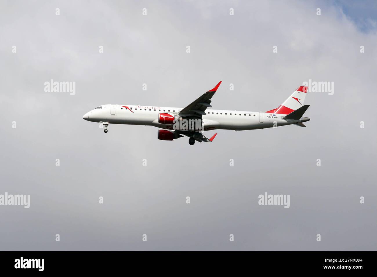 15.09.2024, Hannover, Niedersachsen, Deutschland - Embraer E195LR der Austrian Airlines. Airline, Aussen, Aussenaufnahme, Austrian, Austrian Airlines, deutsch, Deutschland, Embraer, Embraer E195LR, Europa, europaeisch, Fliegen, Flieger, Flug, Fluggesellschaft, Fluglinie, Flugreise, Flugverkehr, Flugzeug, Freisteller, Hannover, in der Luft, Jet, Luftfahrtgesellschaft, Luftfahrtunternehmen, Luftverkehr, Niedersachsen, OE-LWB, oesterreichisch, Passagierflugzeug, Passagiermaschine, QF, Querformat, Tourismus, Transport, Urlaub, Verkehr, Verkehrsflugzeug, Verkehrsmaschine, verreisen, Westeuropa, Wirtschaft, Stockfoto