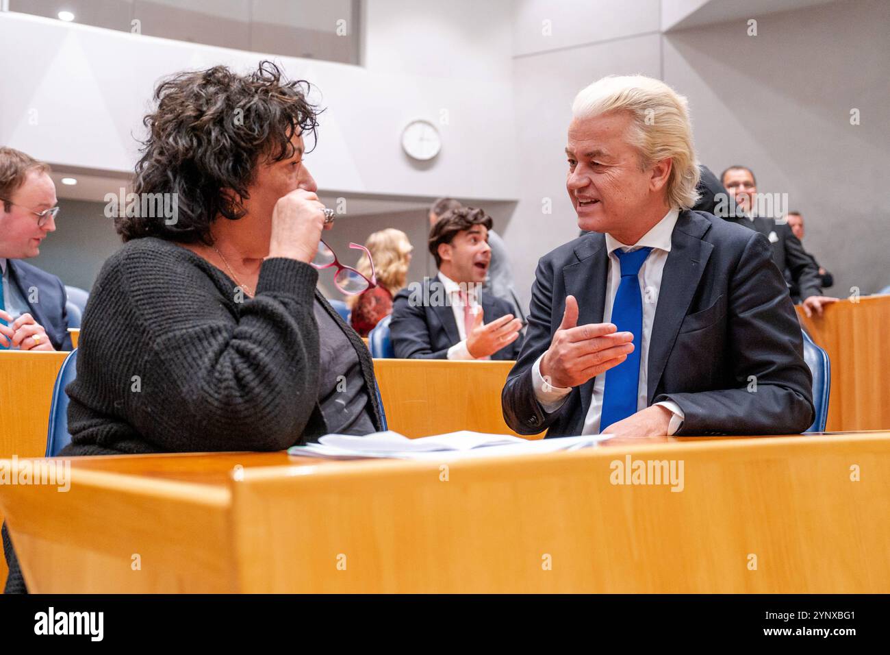 26. NOVEMBER 2024 Niederländisch Tweede Kamer Plenardebatte DEN HAAG, NIEDERLANDE - 26. NOVEMBER: Caroline van der Plas BBB, Geert Wilders PVV während der Plenardebatte im Tweede Kamer am 26. November 2024 in den Haag Tweede Kamer Niederlande Inhalte können nicht direkt oder indirekt über Dritte weiterverbreitet werden. Copyright: XJohnxBeckmannx Stockfoto