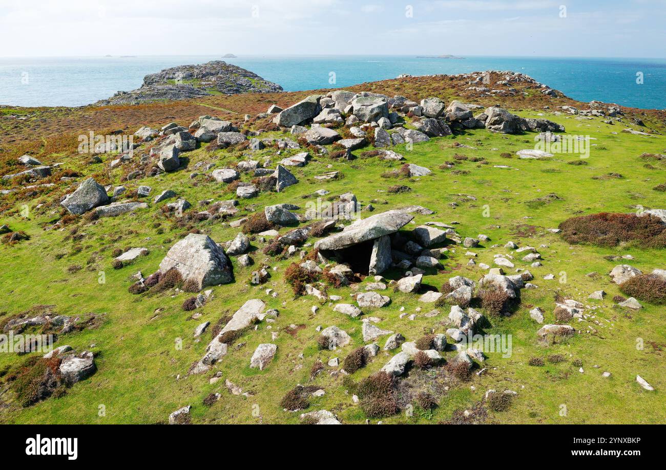 Coetan Arthur prähistorische megalithische neolithische Grabkammer Dolmen auf St. Davids Head, Pembrokeshire, Wales. Blick nach Westen zum St. Georges Channel Stockfoto