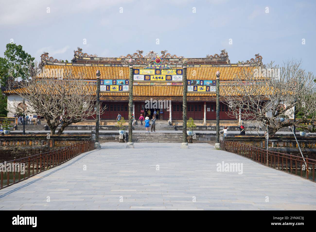 HUE, VIETNAM - 07. JANUAR 2016: Blick auf den Kaiserlichen Zeremonialpalast in der Verbotenen Purpurstadt. Hue, Vietnam Stockfoto HUE, VIETNAM - 07. JANUAR 2016: Blick auf den Kaiserlichen Zeremonialpalast in der Verbotenen Purpurstadt. Hue, Vietnam Stockfoto
