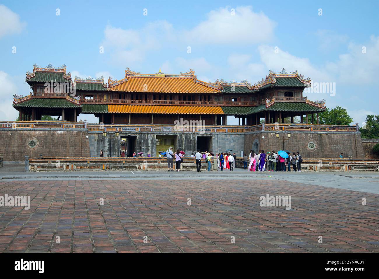 HUE, VIETNAM - 08. JANUAR 2016: Blick auf das Mittagstor der Verbotenen Purpurstadt in Hue. Vietnam Stockfoto HUE, VIETNAM - 08. JANUAR 2016: Blick auf das Mittagstor der Verbotenen Purpurstadt in Hue. Vietnam Stockfoto