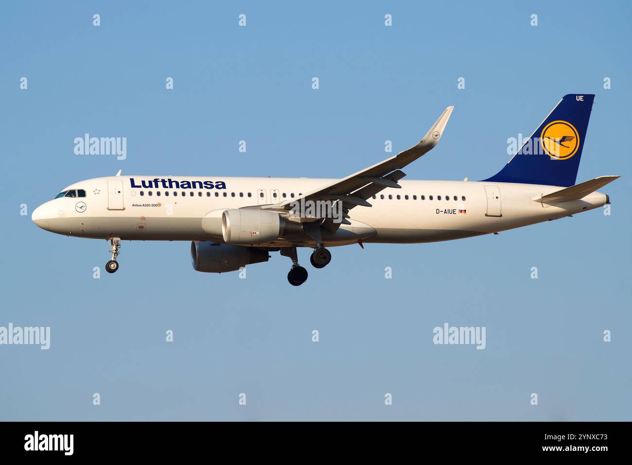 SANKT PETERSBURG, RUSSLAND - 28. MÄRZ 2016: Lufthansa Airbus A320-200 (D-AIUE) vor der Landung auf dem Flughafen Pulkovo Stockfoto