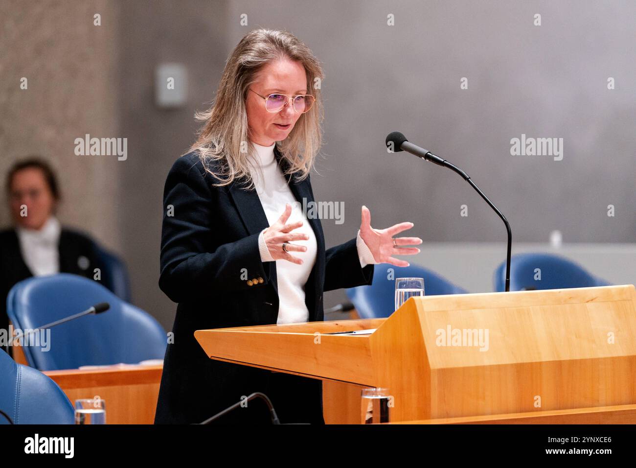 26. NOVEMBER 2024 Niederländisch Tweede Kamer Plenardebatte DEN HAAG, NIEDERLANDE - 26. NOVEMBER: Minister Fleur Agema während der Plenardebatte im Tweede Kamer am 26. November 2024 in den Haag Tweede Kamer Niederlande den Haag Tweede Kamer Niederlande Inhalte können nicht direkt oder indirekt über Dritte weiterverbreitet werden. Copyright: XJohnxBeckmannx Stockfoto