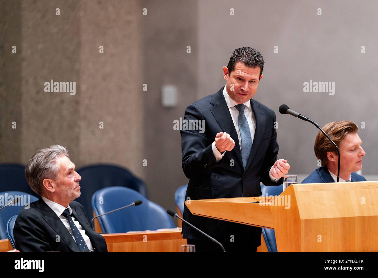 26. NOVEMBER 2024 Niederländisch Tweede Kamer Kinder Fragestunde DEN HAAG, NIEDERLANDE - 26. NOVEMBER: Minister Dirk Beljaarts während der Kinderfragestunde in der Tweede Kamer am 26. November 2024 in den Haag Tweede Kamer Niederlande den Haag Tweede Kamer Niederlande Inhalte können nicht direkt oder indirekt über Dritte weiterverbreitet werden. Copyright: XJohnxBeckmannx Stockfoto