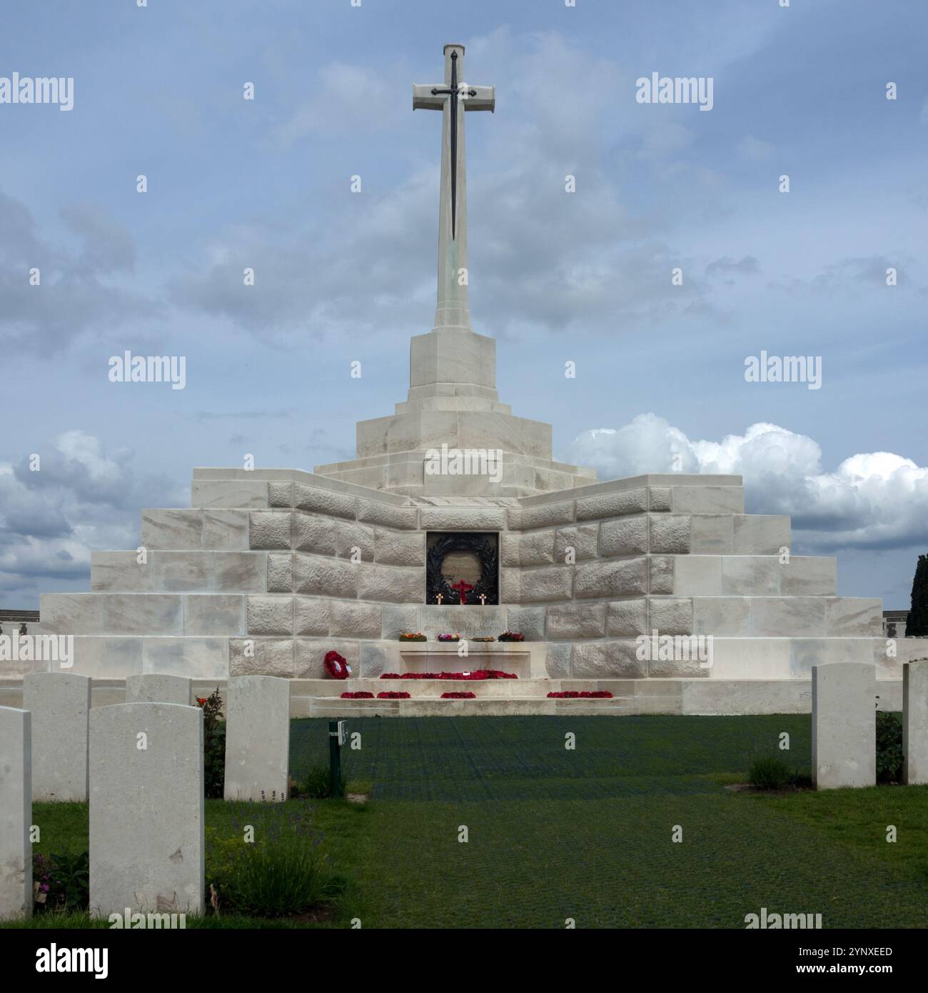 ZONNEBEKE, BELGIEN - 25. MAI 2014: Das Gedenkkreuz auf dem Friedhof von Tyne Cot Stockfoto