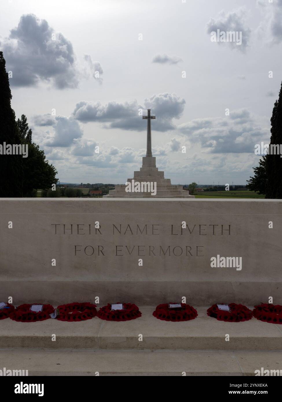 ZONNEBEKE, BELGIEN - 25. MAI 2014: Das Gedenkkreuz auf dem Friedhof von Tyne Cot Stockfoto