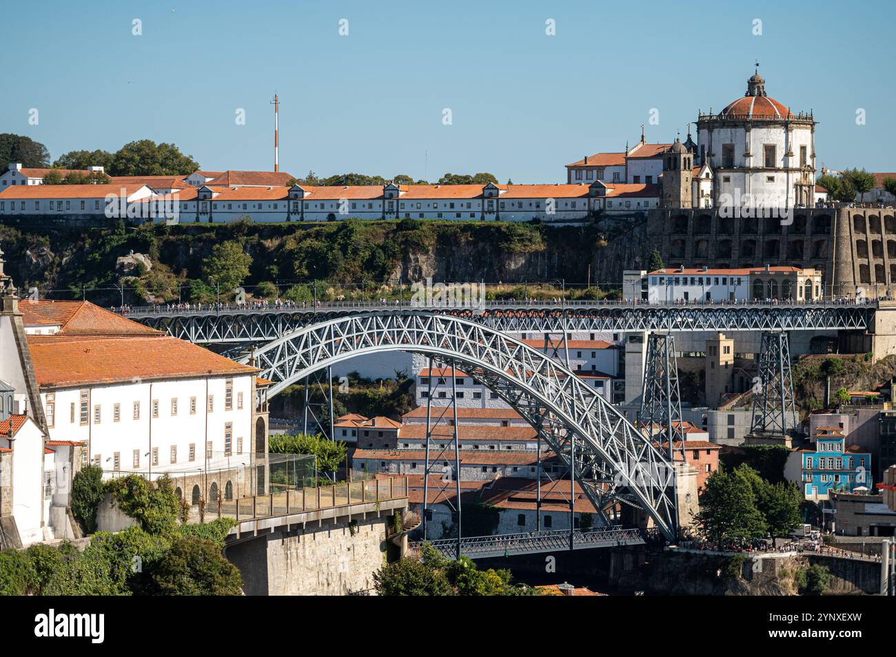 Porto, Portugal - 13. September 2024 : die Brücke Dom Luis I überspannt den Fluss Douro und verbindet die historischen Viertel von Porto an klaren Tagen. Stockfoto