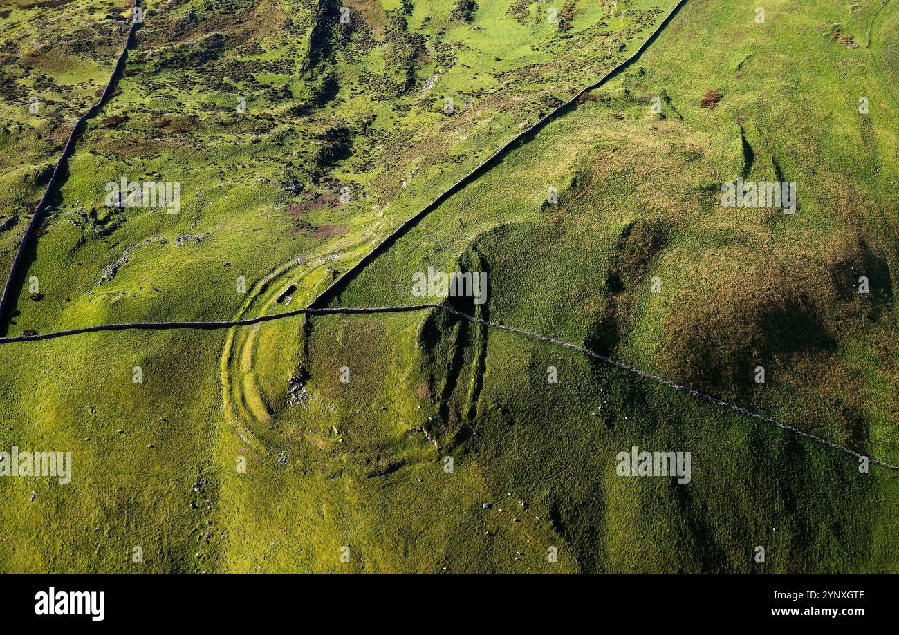 Moel Goedog prähistorisches Bergfort N.E., Harlech, Wales. 2 konzentrische bronzezeitliche Befestigungsmauern enthalten möglicherweise frühere Einschließungen. Norden um 5 Uhr Stockfoto
