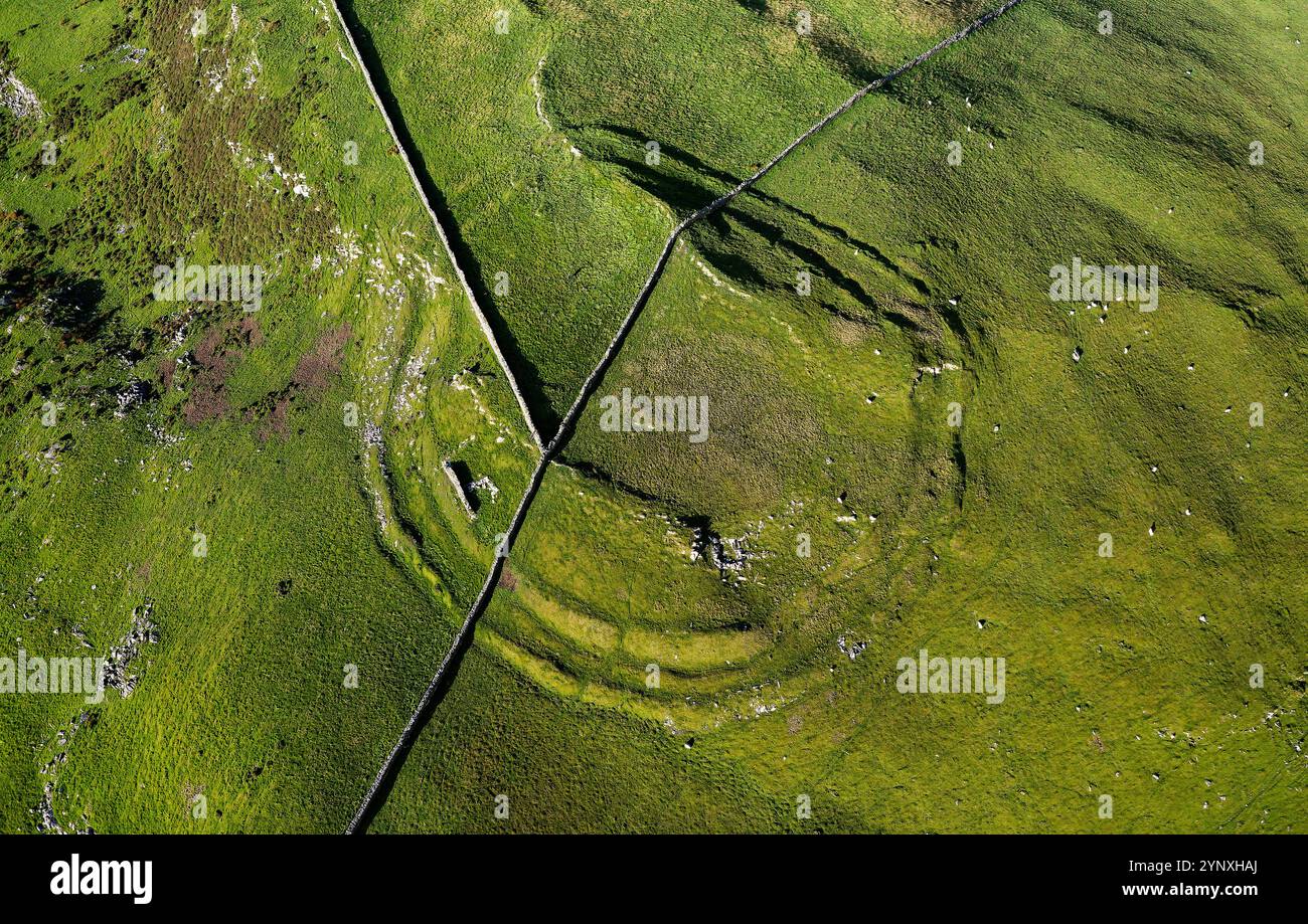Moel Goedog prähistorisches Bergfort N.E., Harlech, Wales. 2 konzentrische bronzezeitliche Befestigungsmauern enthalten möglicherweise frühere Einschließungen. Norden um 3 Uhr Stockfoto