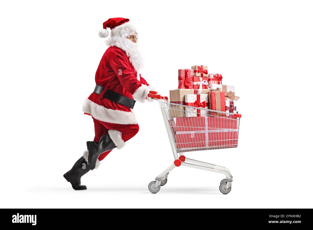 Weihnachtsmann läuft mit Geschenken in einem Einkaufswagen, isoliert auf weißem Hintergrund Stockfoto