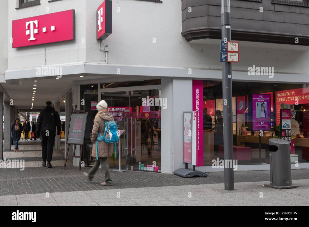 Koblenz, Deutschland - 13. Januar 2022: Fassade und Schaufenster des T-Online- oder Telekom-Stores mit Passagieren davor. Die Telekom ist eine deutsche Multination Stockfoto