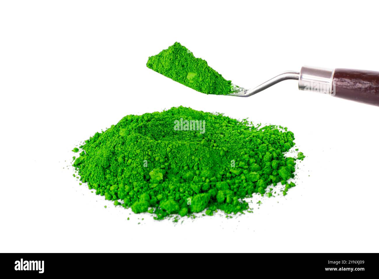 Ein üppiger Haufen hellgrüner Puder sitzt auf einer weißen Oberfläche und zeigt seine feine Textur und lebendige Farbe für kulinarische Anwendungen. Stockfoto