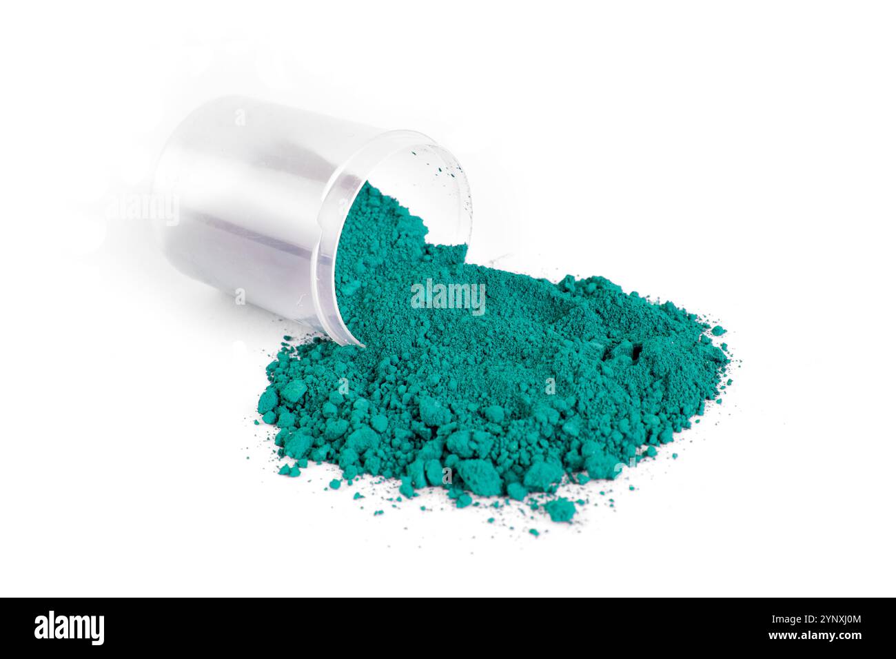 Helles türkisfarbenes Puder ist ordentlich gestapelt und zeigt seine lebendige Farbe und feine Textur, perfekt für verschiedene Kunst- und Bastelprojekte. Stockfoto