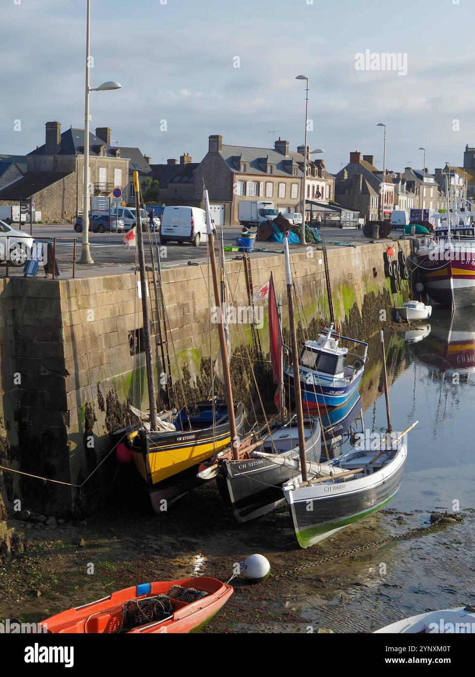 Traditionelle kleine Segelboote liegen im Hafen von Barfleur, Manche, Normandie, Frankreich, Europa Stockfoto