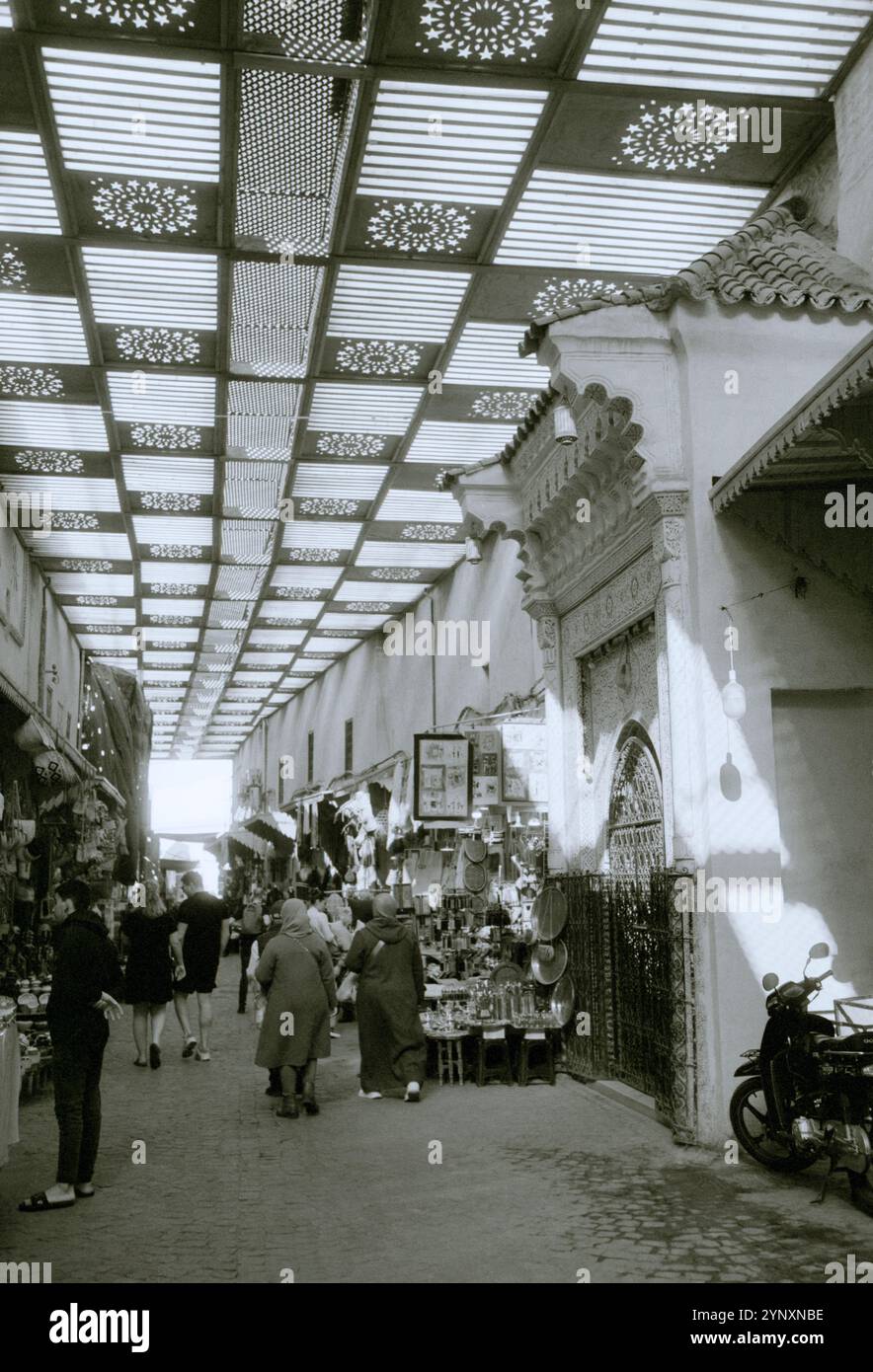 Touristischer Handel auf dem Souk-Basar-Markt der Altstadt von Marrakesch in Marokko im Sahara-Maghreb in Nordafrika Stockfoto