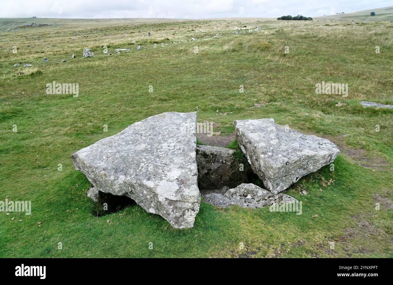 Merrivale prähistorische Ritualstätte. Dartmoor, England. Granitstein Grabkiste in der Nähe des zentralen Cairn der großen südlichen Doppelsteinstraße Stockfoto