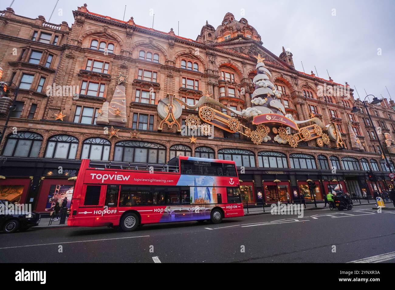 London, Großbritannien. 27. November 2024 die Fassade der Luxusabteilung Harrods in Knightsbridge ist durch die Loro Piana Workshop of Wonders Credit mit einem Weihnachtsbaum geschmückt. Amer Ghazzal/Alamy Live News Stockfoto