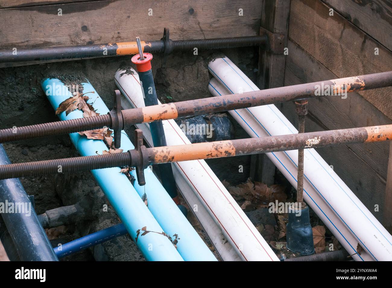 Düsseldorf 27.11.2024 Baustelle Friedrichstraße Kanalbauarbeiten Tiefbauarbeiten Versorgungsrohre Fernwärme Fernwärmeleitungen Gasleitungen Wasserrohre Mischwasserkanal Glasfaser Düsseldorf Nordrhein-Westfalen Deutschland *** Düsseldorf 27 11 2024 Baustelle Friedrichstraße Kanalbau Tiefbauarbeiten Versorgungsrohre Fernwärme Fernwärmeleitungen Gasleitungen Wasserrohre Wasserrohre Wasserrohre Verbundkanal Glasfaser Düsseldorf Nordrhein-Westfalen Deutschland Stockfoto