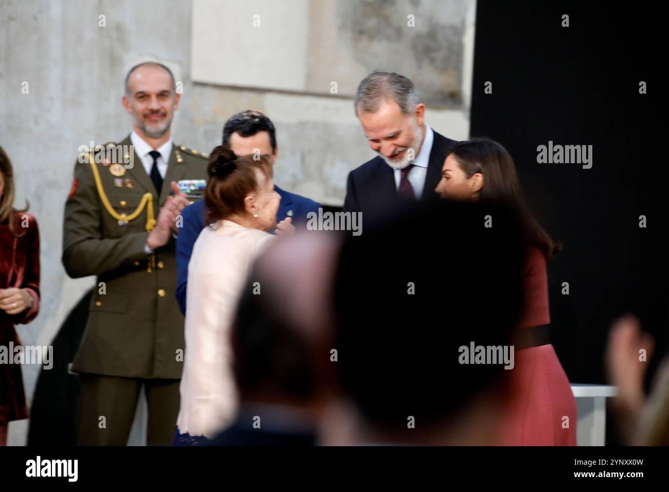 Sevilla, Andalusien, Spanien. November 2024. König Felipe VI. Von Spanien, Königin Letizia von Spanien, Gemma Cuervo nimmt 2023 am 27. November 2024 im Kulturzentrum „˜Real Fabrica de Artilleria“ in Sevilla, Spanien Teil (Foto: © Jack Abuin/ZUMA Press Wire). Nicht für kommerzielle ZWECKE! Stockfoto