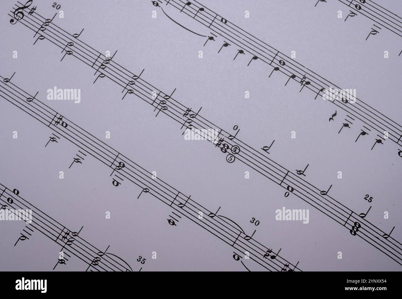 Die Noten sind auf einer flachen Fläche angelegt und zeigen Noten und Notenungen, die Musiker für Übungszwecke und Aufführungen verwenden. Dies stellt eine cr dar Stockfoto