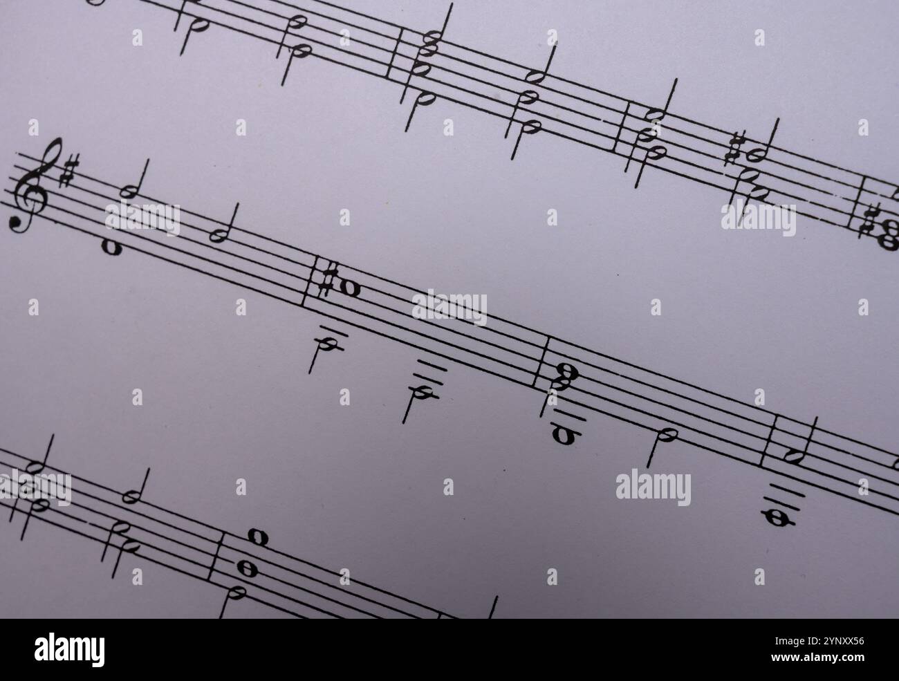 Die Noten sind auf einer flachen Fläche angelegt und zeigen Noten und Notenungen, die Musiker für Übungszwecke und Aufführungen verwenden. Dies stellt eine cr dar Stockfoto