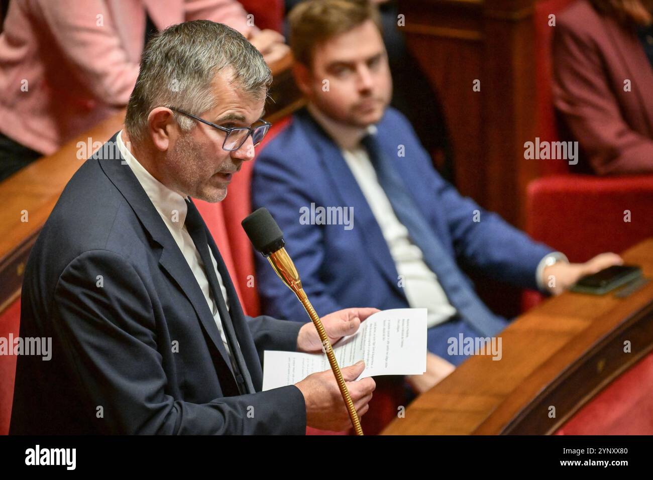 Paris, Frankreich. November 2024. Der französische Abgeordnete der UDR-Fraktion Marc Chavent spricht während einer Sitzung mit Fragen an die Regierung in der Nationalversammlung in Paris am 27. November 2024. Foto: Firas Abdullah/ABACAPRESS. COM Credit: Abaca Press/Alamy Live News Stockfoto