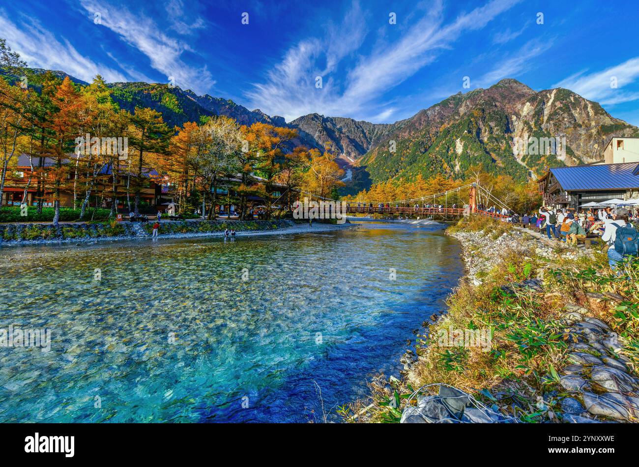 Touristen auf der Kappa Holzbrücke im Kamikochi Nationalpark, Nagano, Japan Stockfoto