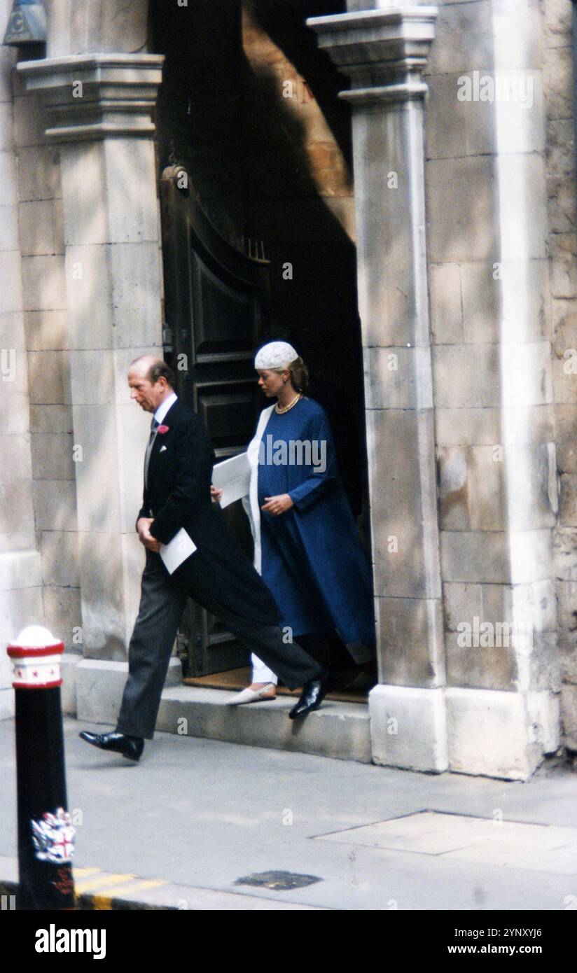 14 Luglio 1994 Londra Archivio Storico Olycom/Lapresse Lady Helen Marina Lucy Taylor (nata Windsor; nata il 28 aprile 1964) è un membro della famiglia reale britannica. È la figlia del principe Edoardo, duca di Kent, e Katharine, duchessa di Kent, e pronipote di Giorgio V. Attualmente è 47esima nella linea di successione al trono britannico. Nella Foto: Helen Marina Lucy Taylor figlia della duchessa di Kent con suo Padre principe Edoardo di Kent il giorno del matrimonio di Lady Sarah Armstrong Jones Bild: Helen Marina Lucy Taylor Tochter der Herzogin von Kent mit ihrem Vater Prinz Edwa Stockfoto