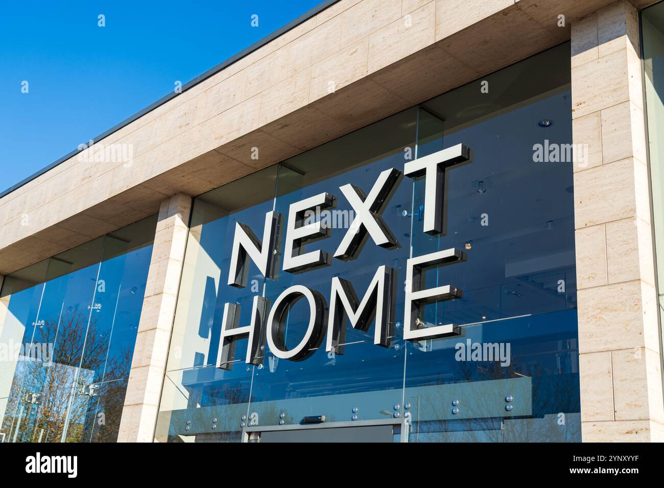 Tamworth, Großbritannien – 26. November 2024: Logotypenschilder von Next Home, einem britischen Händler für Möbel und Inneneinrichtung in Großbritannien Stockfoto