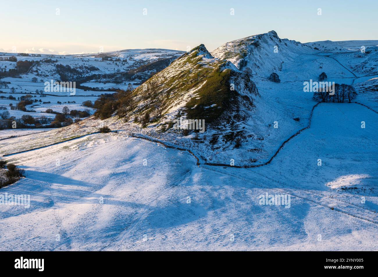 Parkhouse Hill und Chrome Hill im oberen Dove Valley von Earl Sterndale, Peak District National Park, Derbyshire Stockfoto
