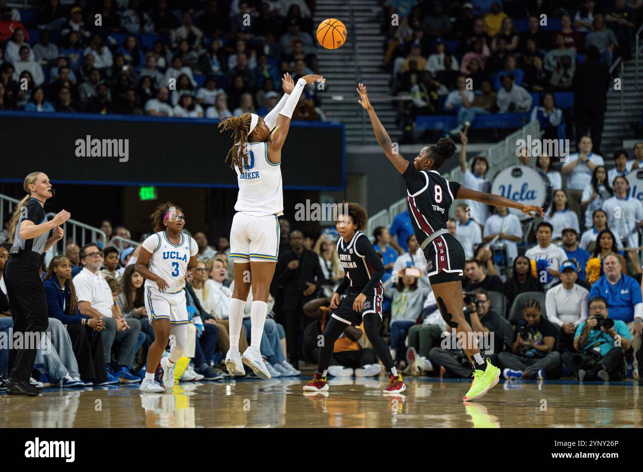 UCLA Bruins Stürmer Janiah Barker (0) schießt über Joyce Edwards (8) bei einem NCAA Frauen Basketballspiel am Samstag, Stockfoto