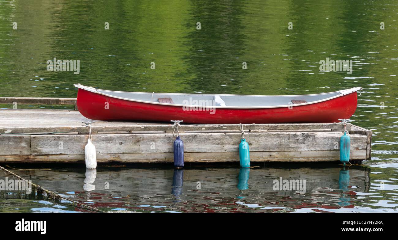 Nahaufnahme eines Roten Kanus auf einem Dock, British Columbia, Kanada Stockfoto