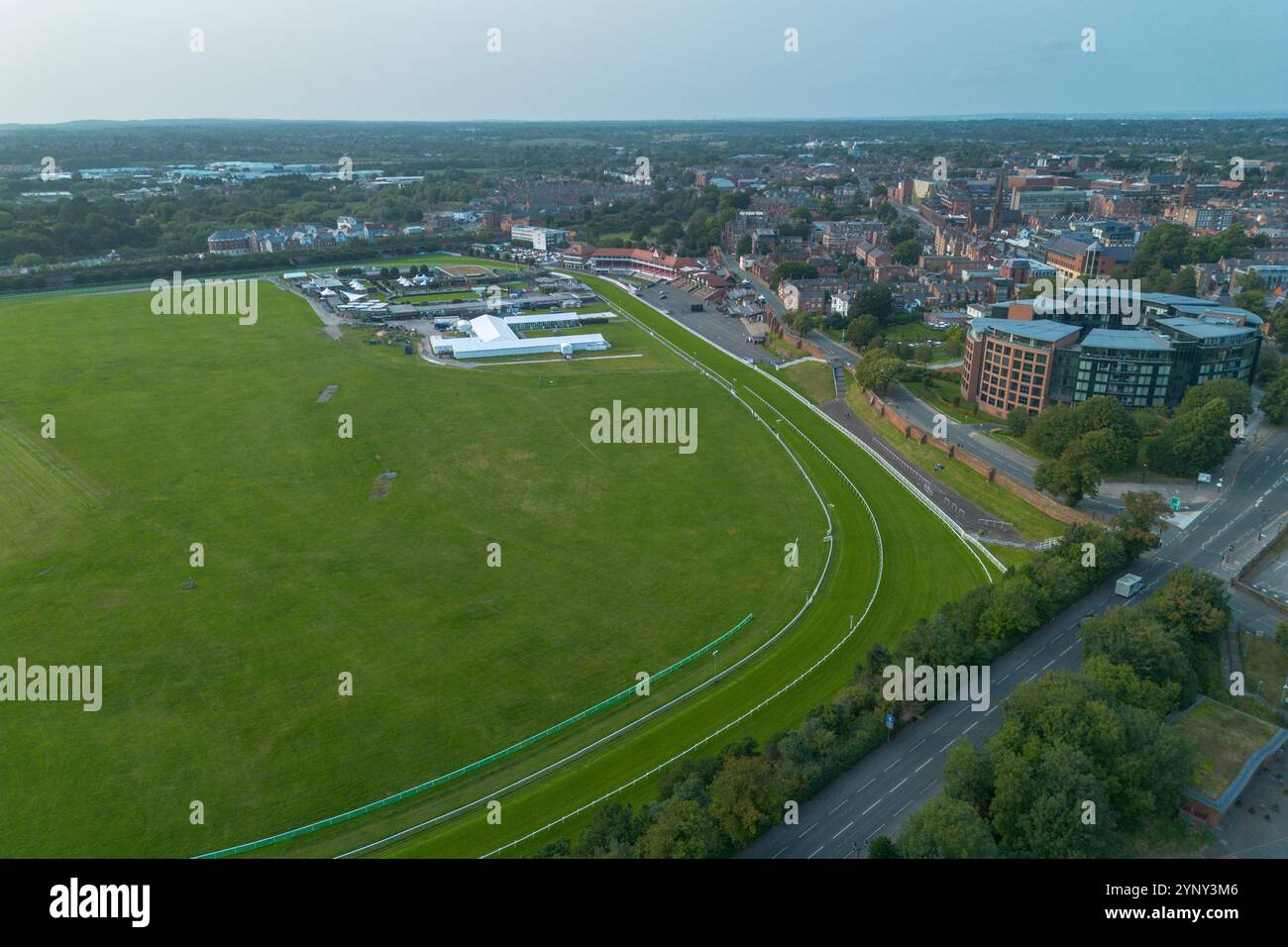 Chester Racecourse, auch bekannt als The Roodee, Chester, Cheshire, Großbritannien. Stockfoto