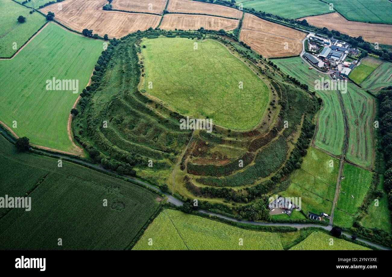 Old Oswestry, früheisenzeitliche Hügel, Shropshire, England. Eines der am besten erhaltenen in Großbritannien. Ich schaue N.E. über den westlichen Eingang. Spätsommer aus der Luft Stockfoto