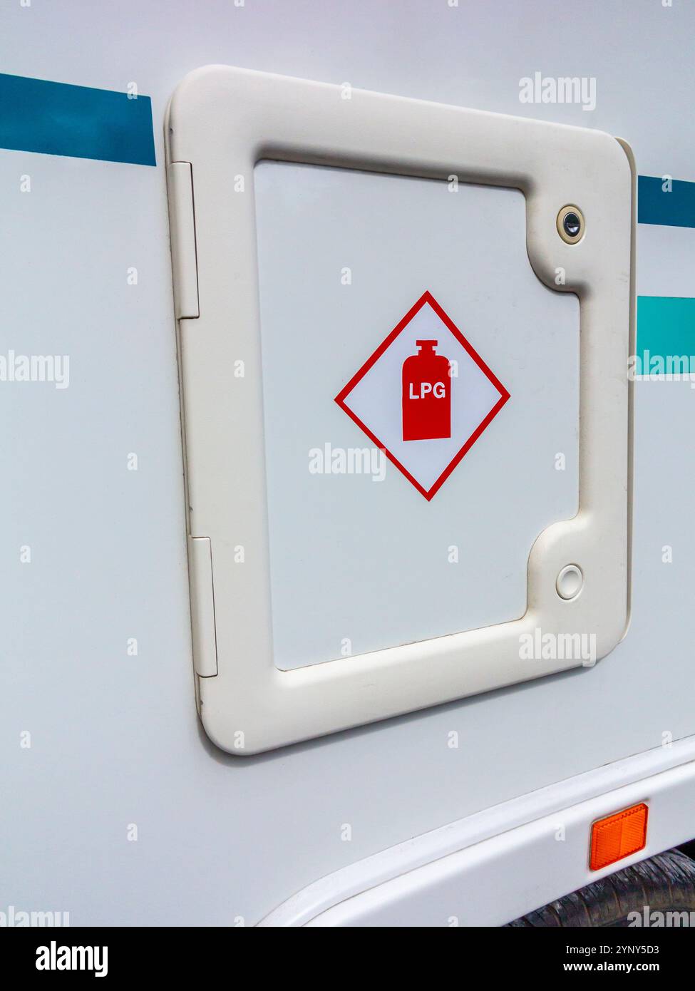 Flüssiggas-Symbol an der Tür eines Tankladens auf einem Tourenwagen mit Aufklebern auf beiden Seiten. Stockfoto