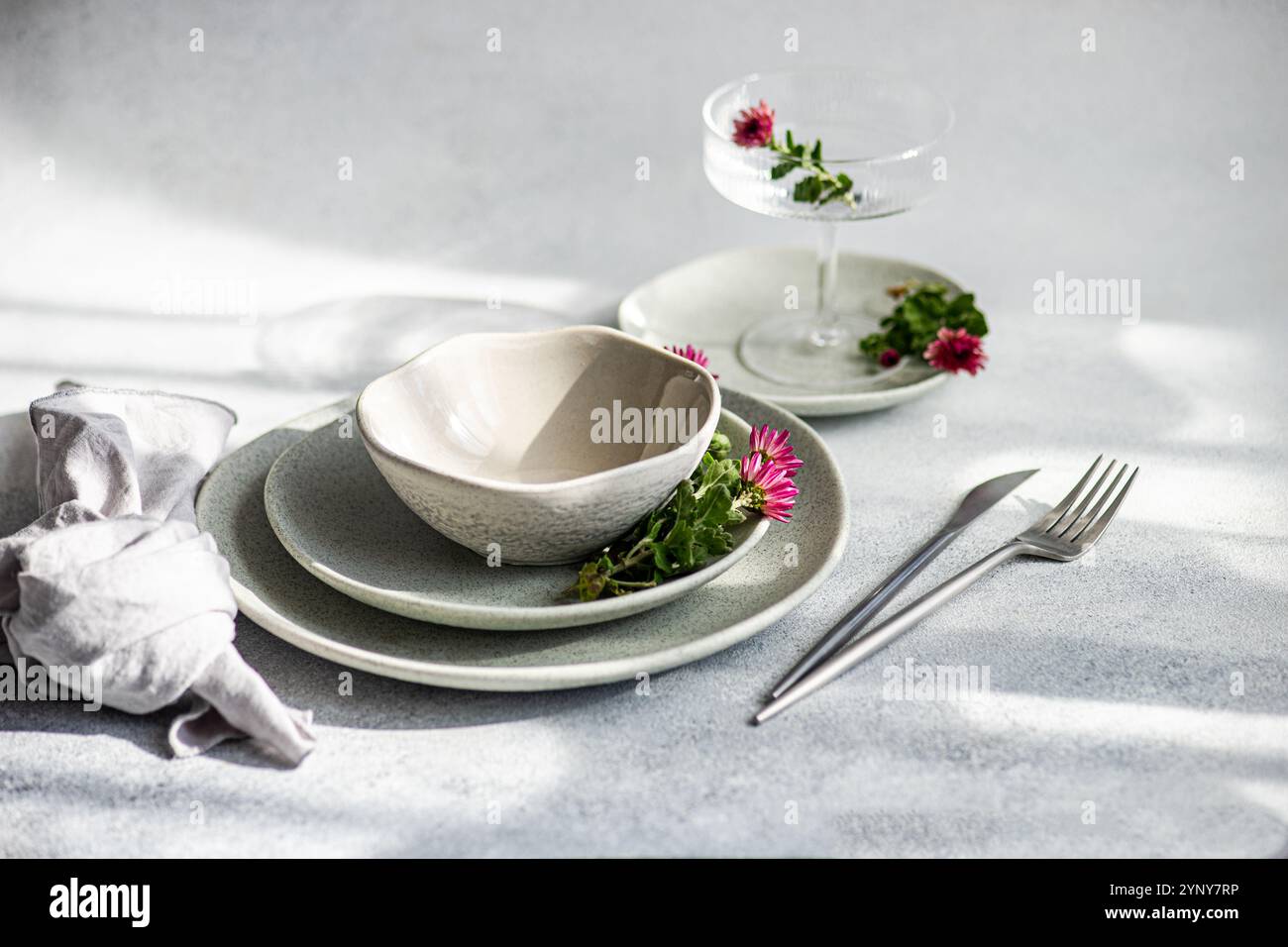 Nahaufnahme eines Herbstplatzes auf einem Tisch mit rosa Asterblumen in voller Blüte Stockfoto