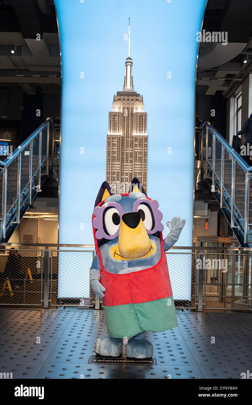New York, NY, USA, 22. November 2024: Bluey aus Disney besucht das Empire State Building in New York am 22. November 2024 vor Macy's Thanksgiving Day Parade, wo ein Ballon von Bluey fliegen wird. Bluey wurde von Bingo und Muffin begleitet. Quelle: Lev Radin/Alamy Live News Stockfoto