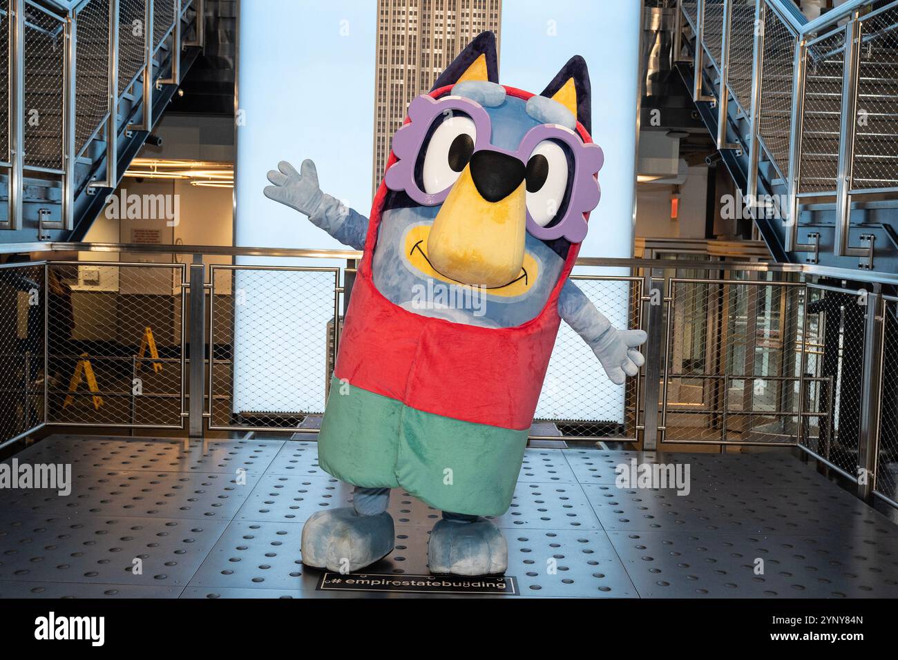 New York, NY, USA, 22. November 2024: Bluey aus Disney besucht das Empire State Building in New York am 22. November 2024 vor Macy's Thanksgiving Day Parade, wo ein Ballon von Bluey fliegen wird. Bluey wurde von Bingo und Muffin begleitet. Quelle: Lev Radin/Alamy Live News Stockfoto