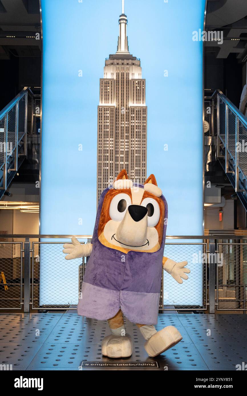New York, NY, USA, 22. November 2024: Bingo aus der Disney-Zeichentrickserie „Bluey“ besucht das Empire State Building in New York am 22. November 2024 vor Macy's Thanksgiving Day Parade, wo ein Ballon von Bluey fliegen wird. Bingo wurde von Bluey und Muffin begleitet. Quelle: Lev Radin/Alamy Live News Stockfoto