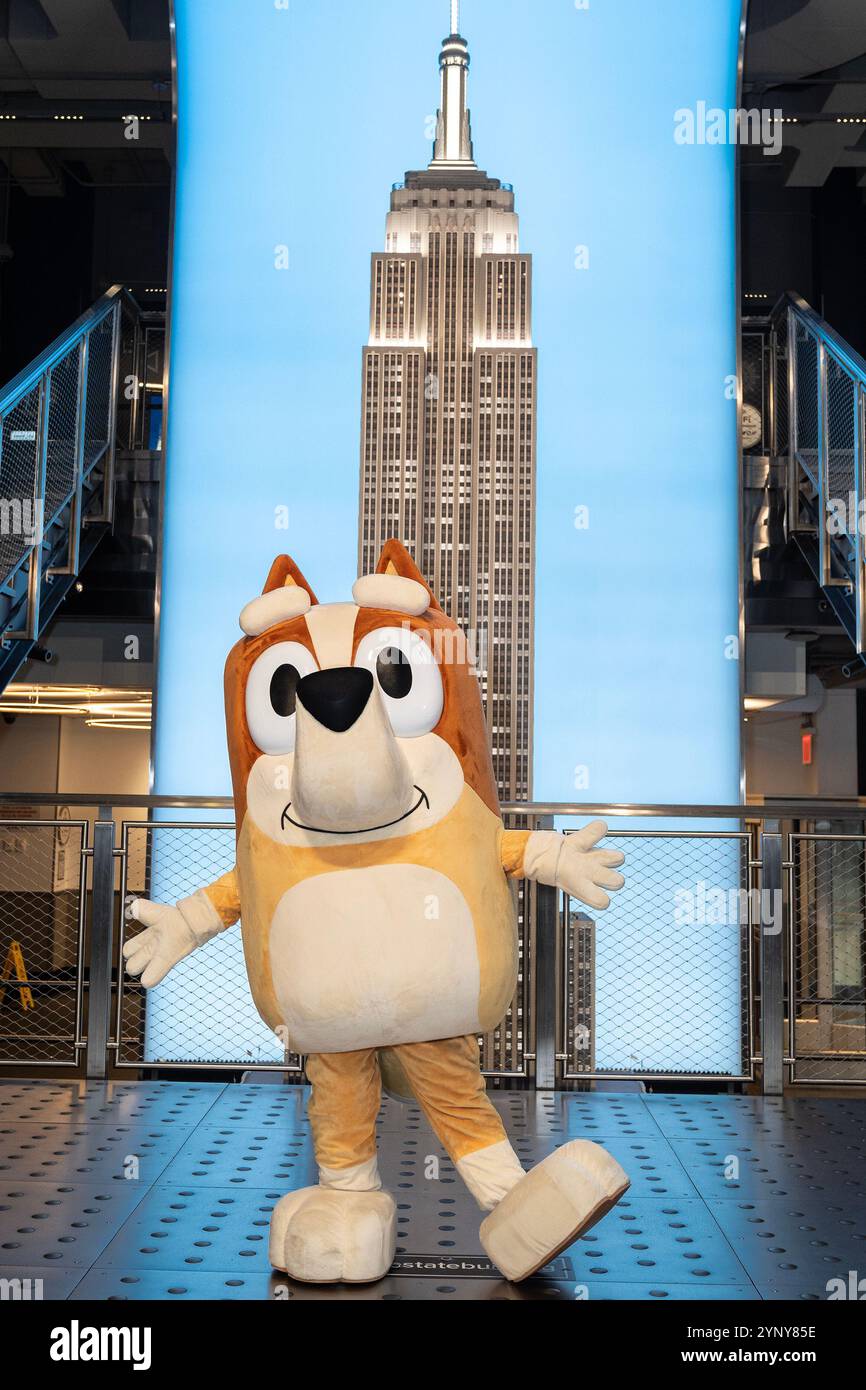 New York, NY, USA, 22. November 2024: Bingo aus der Disney-Zeichentrickserie „Bluey“ besucht das Empire State Building in New York am 22. November 2024 vor Macy's Thanksgiving Day Parade, wo ein Ballon von Bluey fliegen wird. Bingo wurde von Bluey und Muffin begleitet. Quelle: Lev Radin/Alamy Live News Stockfoto