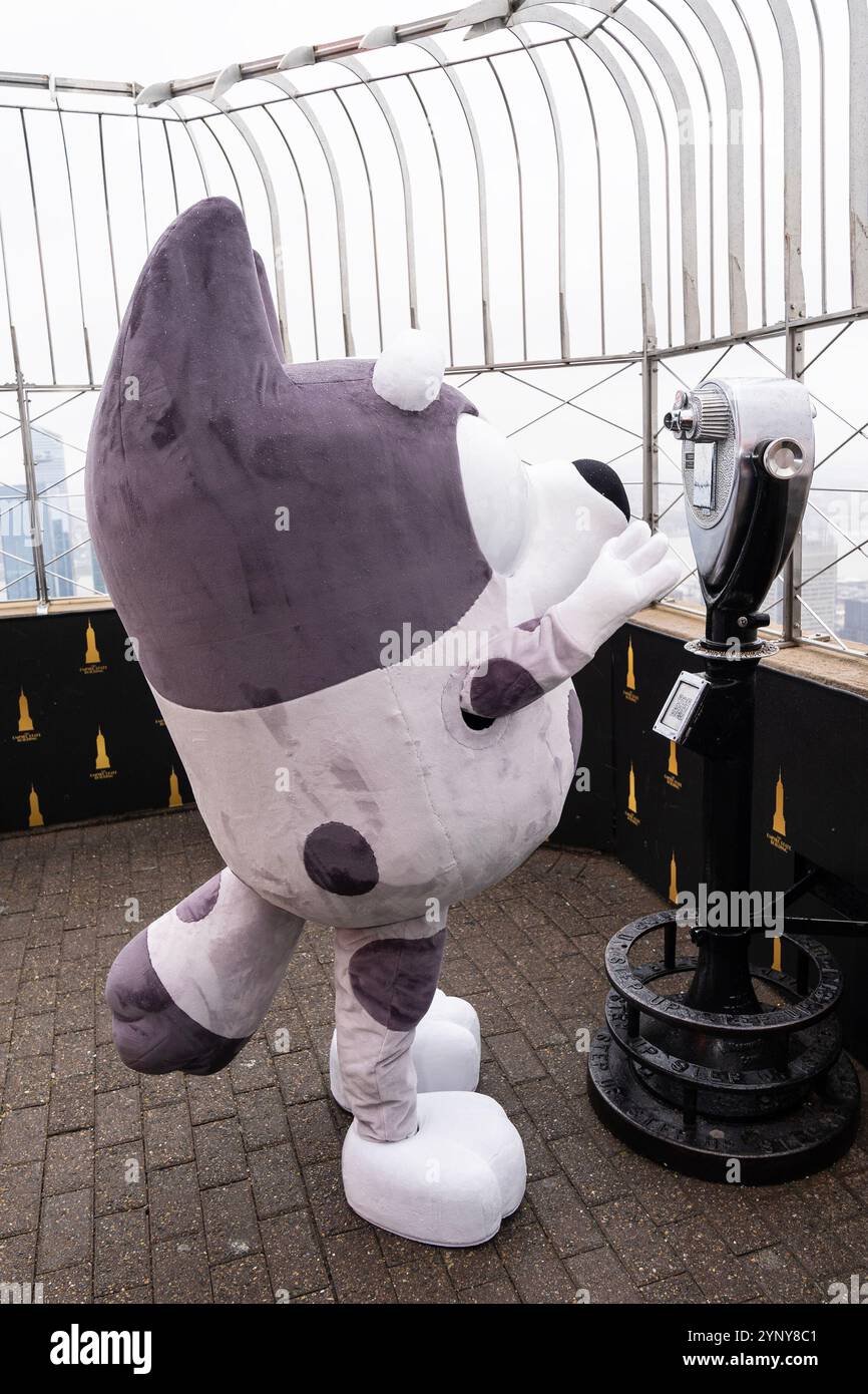 New York, NY, USA, 22. November 2024: Muffin aus der Disney-Zeichentrickserie „Bluey“ besucht das Empire State Building in New York am 22. November 2024 vor Macy's Thanksgiving Day Parade, wo ein Ballon von Bluey fliegen wird. Muffin wurde von Bluey- und Bingo-Charakteren begleitet. Quelle: Lev Radin/Alamy Live News Stockfoto