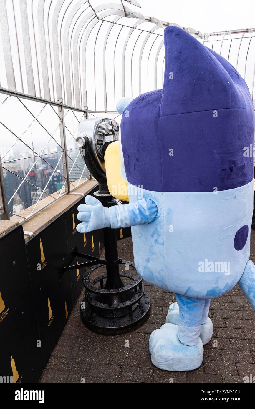 New York, NY, USA, 22. November 2024: Bluey aus Disney besucht das Empire State Building in New York am 22. November 2024 vor Macy's Thanksgiving Day Parade, wo ein Ballon von Bluey fliegen wird. Bluey wurde von Bingo und Muffin begleitet. Quelle: Lev Radin/Alamy Live News Stockfoto