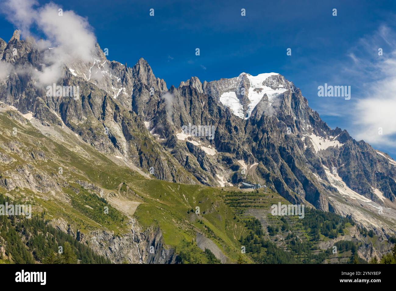 Berglandschaft Val Ferret in den Alpen. Tour du Mont Blanc wunderschöne Panoramaaussicht vom Wanderweg auf dem Weg von Itlay in die Schweiz Stockfoto