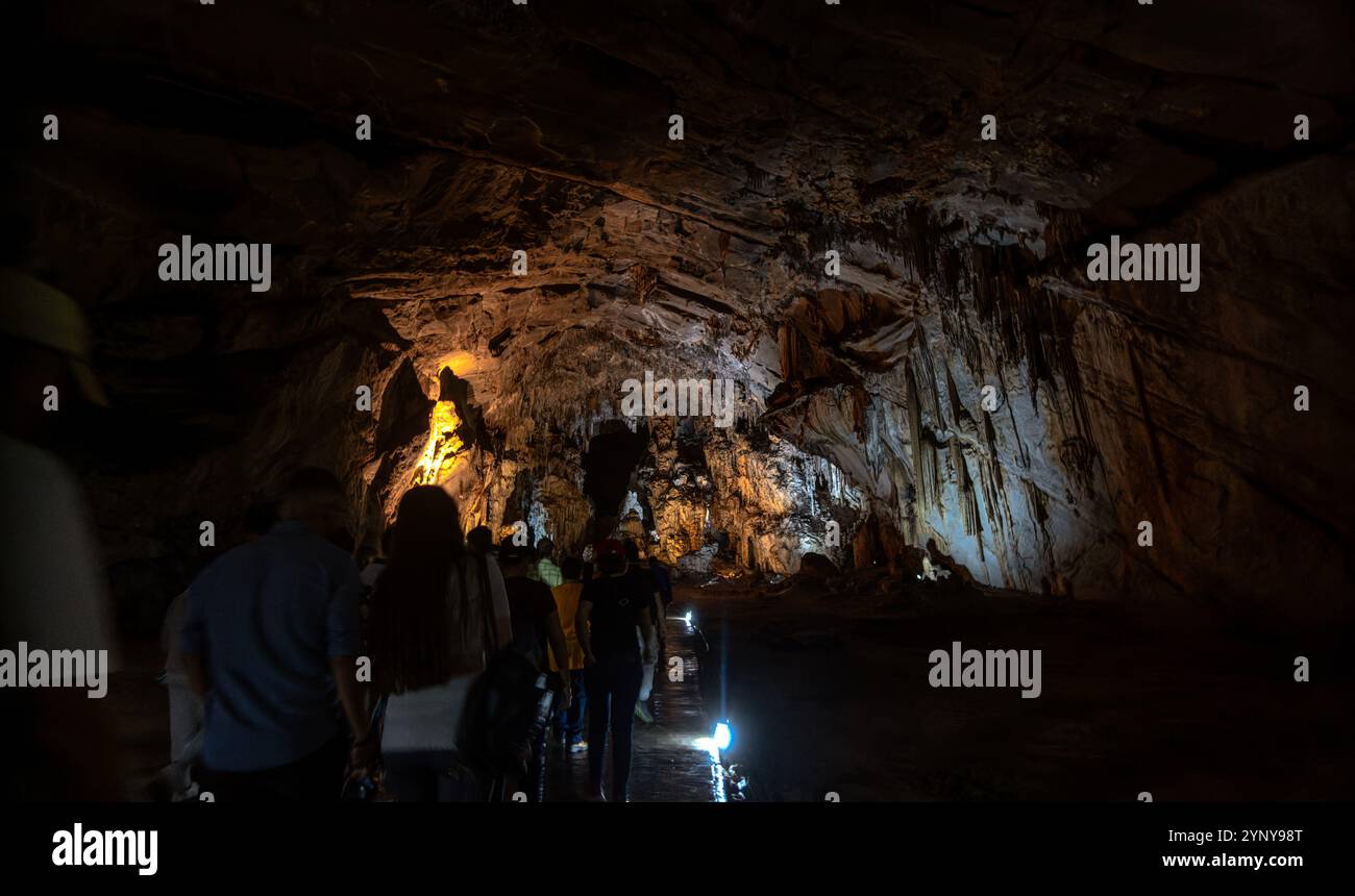 Besucher spazieren durch die atemberaubenden Höhlen des Parque Nacional Grutas de Cacahuamilpa, umgeben von beeindruckenden Felsformationen. Der Höhlenraum bin ich Stockfoto