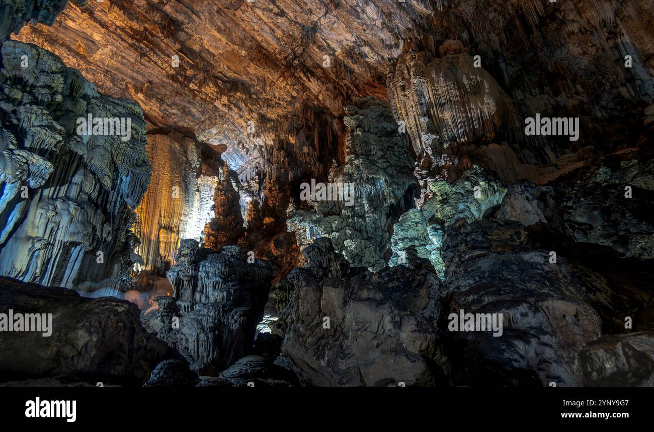 Im Nationalpark Grutas de Cacahuamilpa glitzern natürliche Felsformationen unter der Umgebungsbeleuchtung. Besucher erkunden die einzigartige unterirdische Landschaft Stockfoto